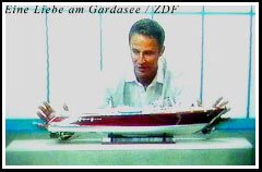Vermietung des  Modells eines klassischen Sportbootes für eine Folge der Fernsehserie "Eine Liebe am Gardasee".